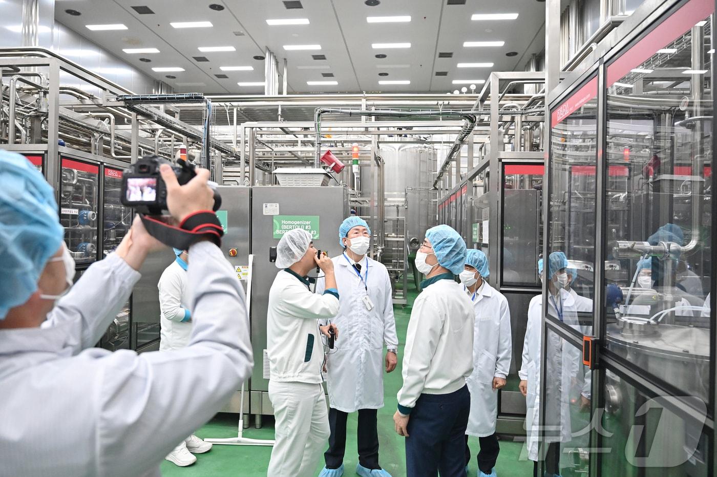 원강수 강원 원주시장이 28일 ㈜서울에프엔비를 찾아 관계자들과 함께 공장을 둘러보고 있다. (원주시 제공) 2024.10.29/뉴스1