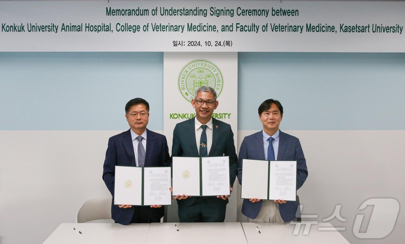 건국대학교 수의과대학과 부속 동물병원이 24일 태국 카셋삿대학교 수의대와 3자 협약을 체결했다(건국대 제공).ⓒ 뉴스1