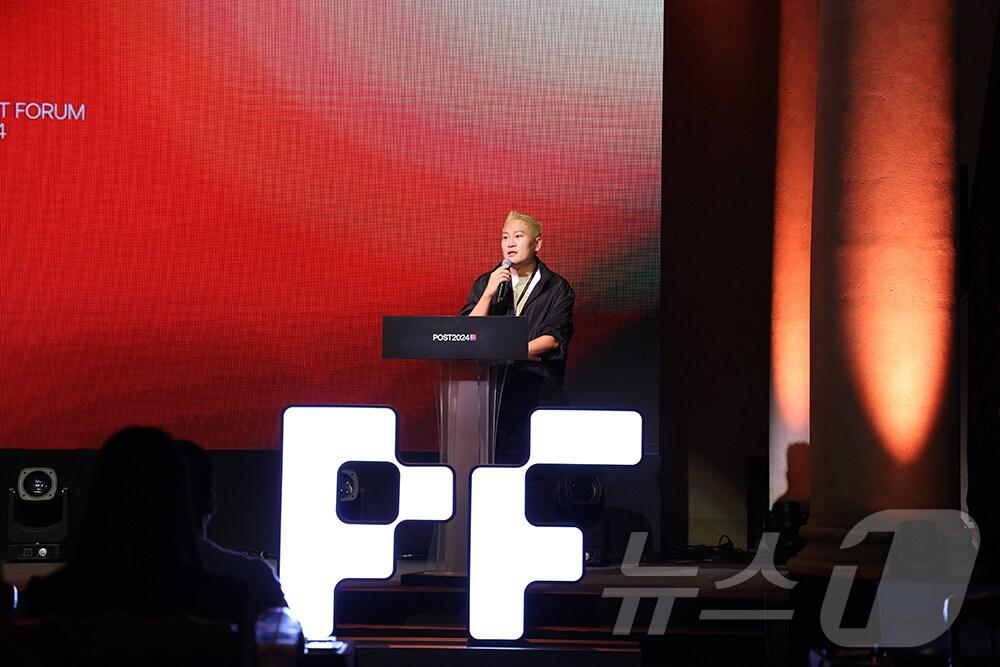 본문 이미지 - &#39;포스트 포럼 2024&#39;의 개회사를 진행하고 있는 김용태 더에스엠씨그룹 대표&#40;더에스엠씨그룹 제공&#41;