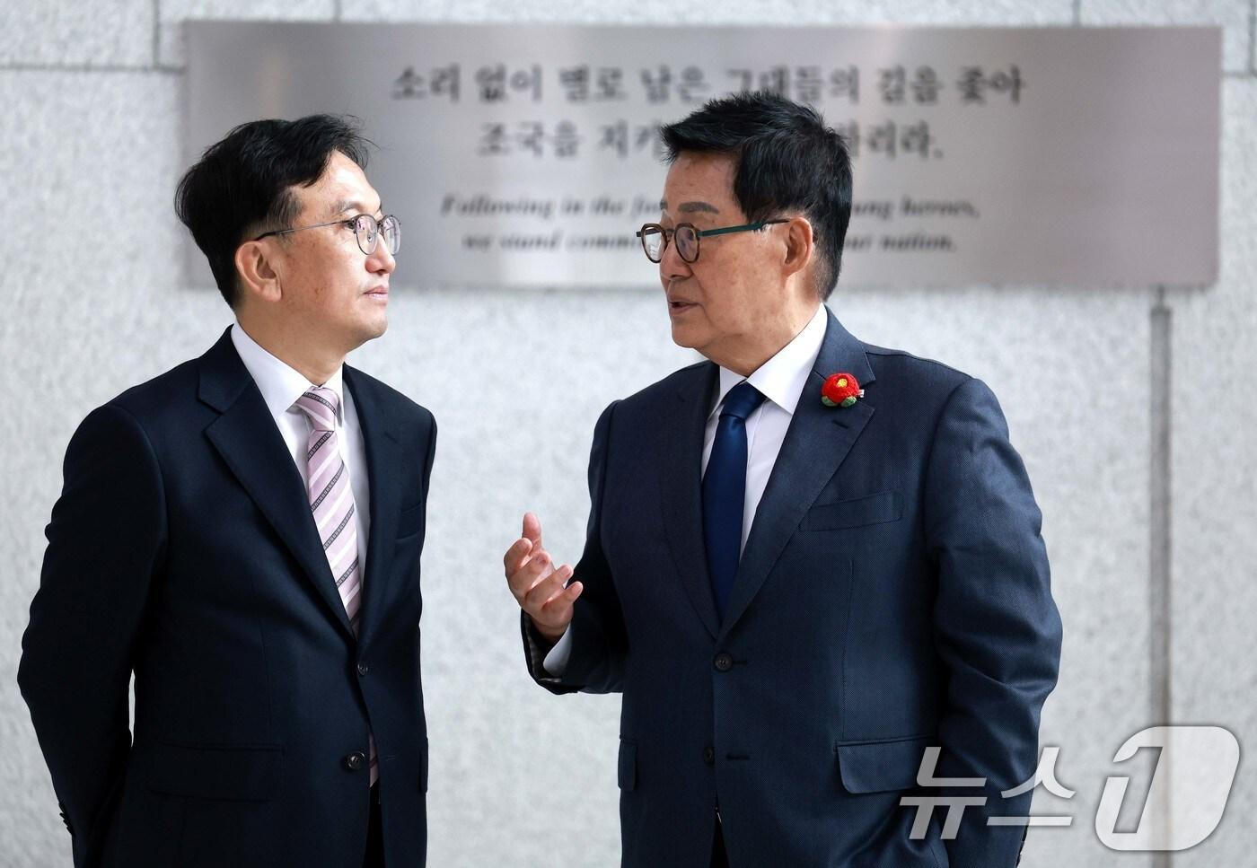 박지원 더불어민주당 의원(오른쪽)이 29일 서울 서초구 내곡동 국가정보원에서 열린 국회 정보위원회의 국정원에 대한 국정감사에서 김남우 국정원 기조실장과 대화하고 있다. 2024.10.29/뉴스1 ⓒ News1 국회사진취재단