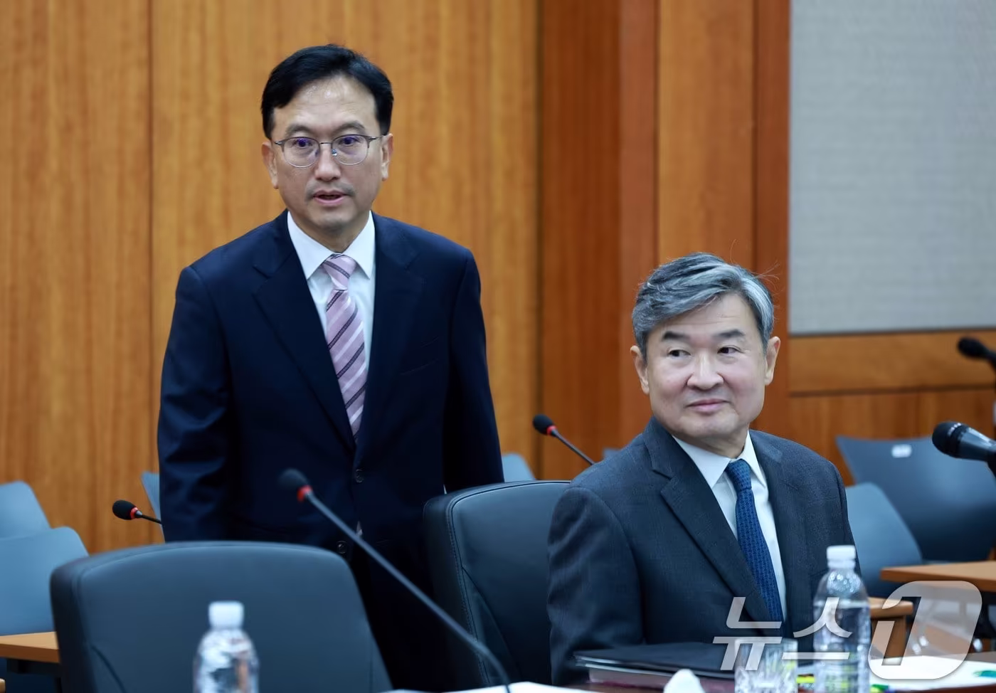 본문 이미지 - 왼쪽부터  김남우 전 국정원 기조실장과 조태용 전 국정원장. 2024.10.29 ⓒ 뉴스1 국회사진취재단