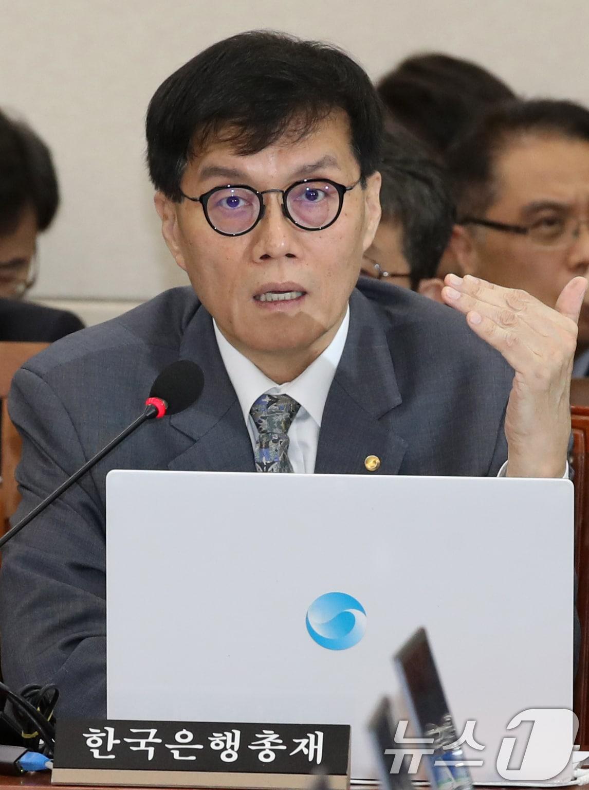 본문 이미지 - 이창용 한국은행 총재가 지난 10월 29일 오전 서울 여의도 국회에서 열린 기획재정위원회의 기획재정부, 한국은행 등에 대한 종합 국정감사에 출석해 의원 질의에 답하고 있다. 2024.10.29/뉴스1 ⓒ News1 이광호 기자