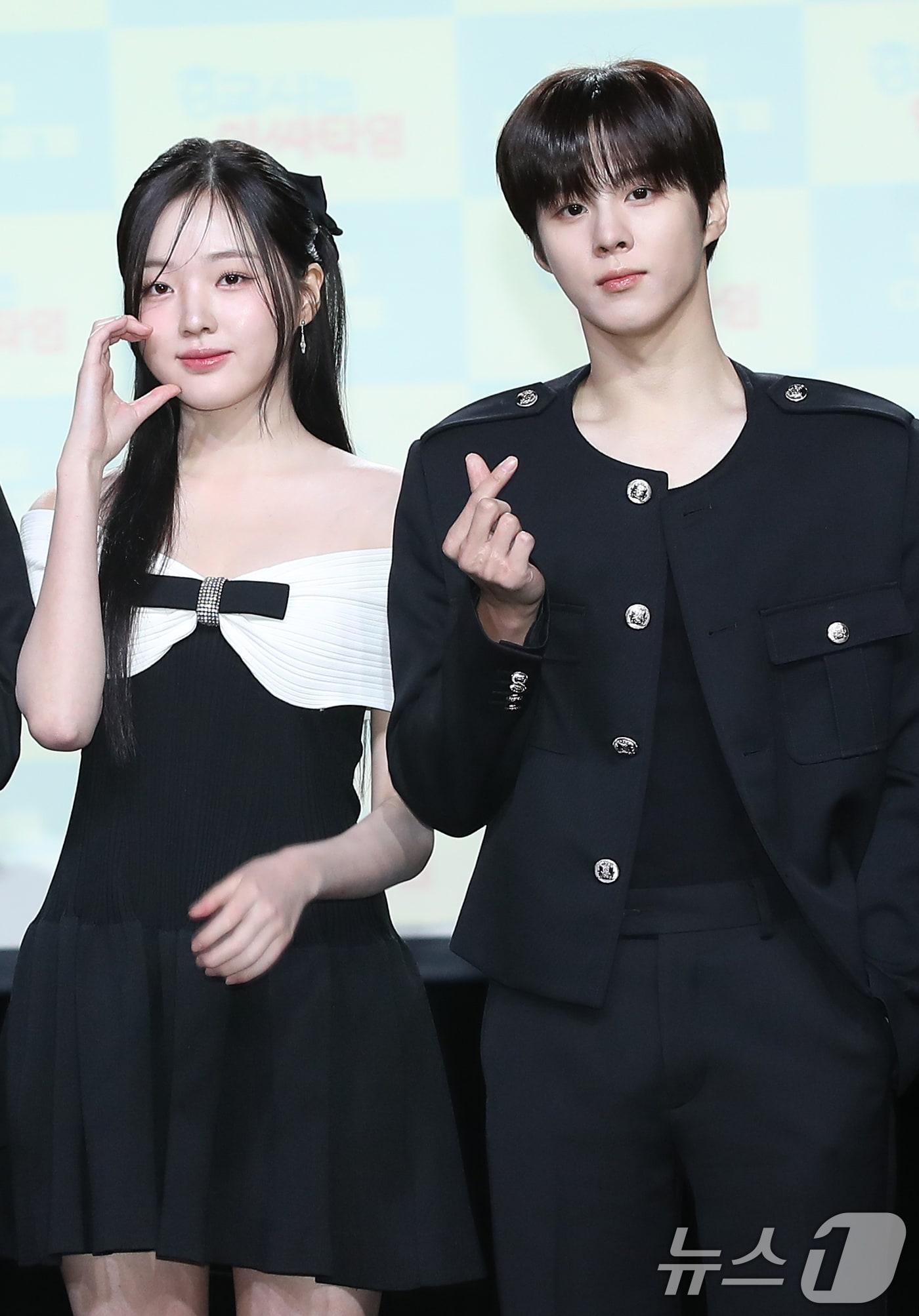 본문 이미지 - 배우 김우석과 강나언(왼쪽)이 29일 서울 강남구 일지아트홀에서 열린 웹드라마 '0교시는 인싸타임'(극본 고이찬 / 연출 배하늘) 제작발표회에 참석해 포즈를 취하고 있다. 앞서 김우석과 강나언은 지난 25일 열애를 공식 인정했다. 김우석은 1996년생, 강나언은 2001년생 5세 차 커플로, 이들은 '0교시는 인싸타임'을 통해 가까워졌고, 연인 사이로 발전했다. 특히 김우석은 오는 11월 4일 군악대로 입대를 앞두고 있다. '0교시는 인싸타임'은 익명 커뮤니티 앱 '인싸타임'의 관리자가 되어 전교생의 모든 비밀을 알게 된 '아싸'(아웃사이더)가 지독하게도 얽히고 싶었던 '핵인싸' 무리에 들어가며 펼쳐지는 하이틴 시크릿 로맨스다. 2024.10.29./뉴스1 ⓒ News1 권현진 기자