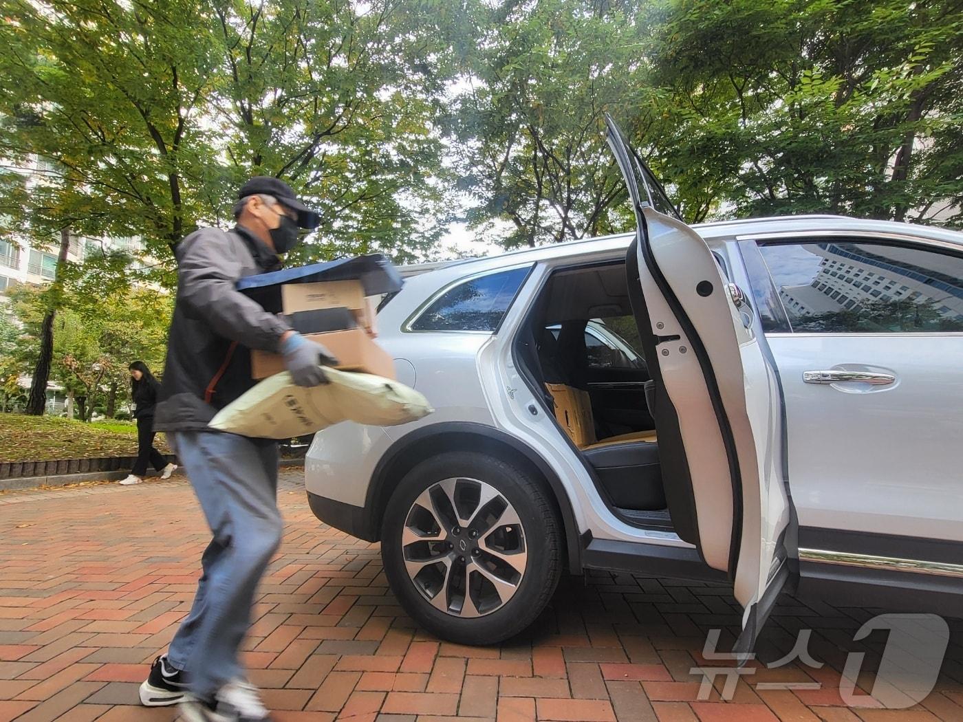 본문 이미지 - 29일 오전 대구 수성구 한 아파트 단지에서 A씨가 담당 구역으로 택배를 하기 위해 물건을 차량에 싣고 있다. 2024.10.29/뉴스1 ⓒ News1 이성덕 기자