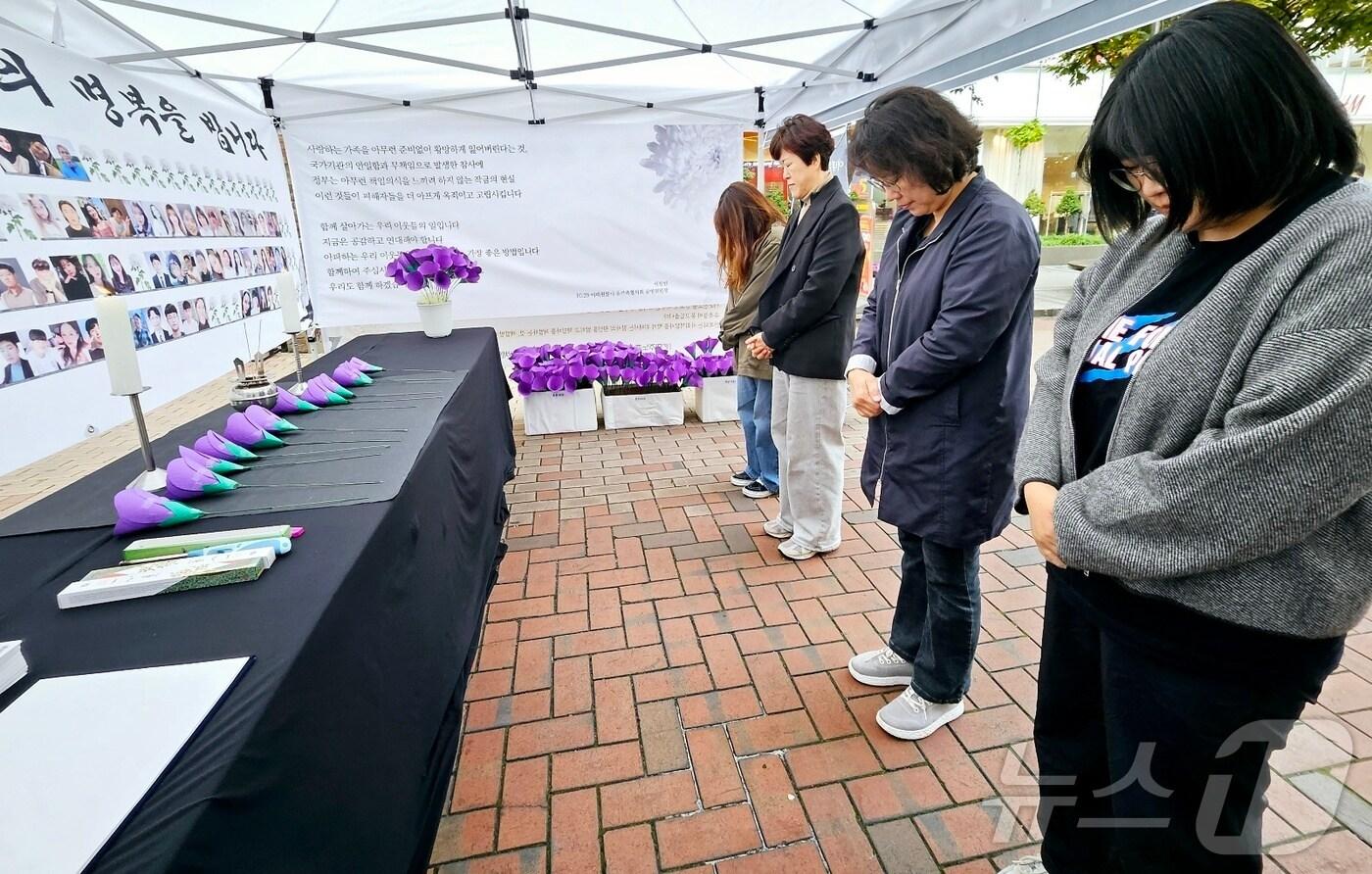 159명이 목숨을 잃은 10·29 이태원 참사 2주기인 29일 대구 동성로 CGV 대구한일점 앞에 마련된 '대구시민추모분향소'를 찾은 시민들이 희생자들을 애도하고 있다. (사진은 기사 내용과 무관함) 2024.10.29/뉴스1 ⓒ News1 남승렬 기자