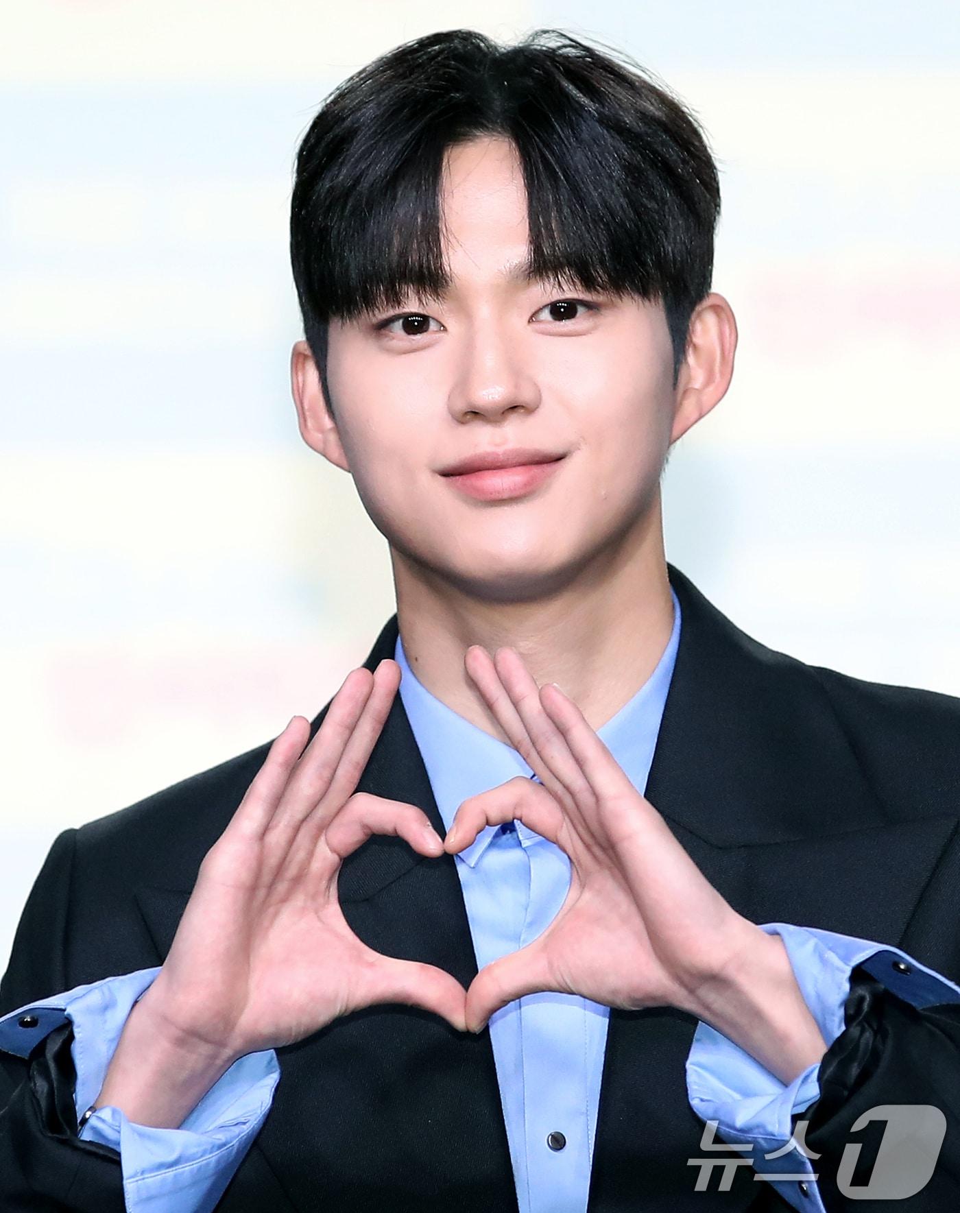 본문 이미지 - 배우 최건이 29일 서울 강남구 일지아트홀에서 열린 웹드라마 '0교시는 인싸타임' 제작발표회에 참석해 포즈를 취하고 있다. '0교시는 인싸타임'은 익명 커뮤니티 앱 '인싸타임'의 관리자가 되어 전교생의 모든 비밀을 알게 된 '아싸'(아웃사이더)가 지독하게도 얽히고 싶었던 '핵인싸' 무리에 들어가며 펼쳐지는 하이틴 시크릿 로맨스다. 2024.10.29./뉴스1 ⓒ News1 권현진 기자