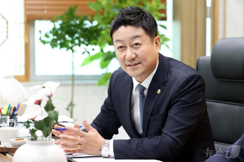 본문 이미지 - 김진경 경기도의회 의장(민주·시흥3)이 29일 ‘지방자치 및 균형발전의 날’을 맞아 “위기의 대한민국 해법은 지방자치와 분권”이라는 입장을 밝혔다.(경기도의회 제공)/