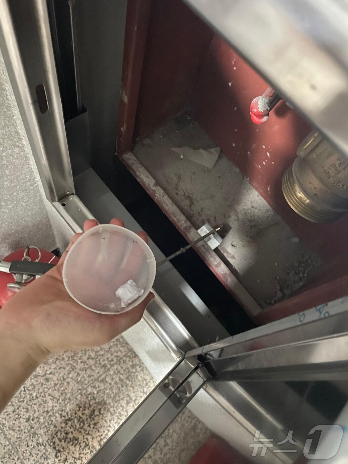 본문 이미지 - 경찰이 필리핀에서 국내로 밀반입된 마약류를 수색하고 있다. 2024.10.29/뉴스1(서울강남경찰서 제공)