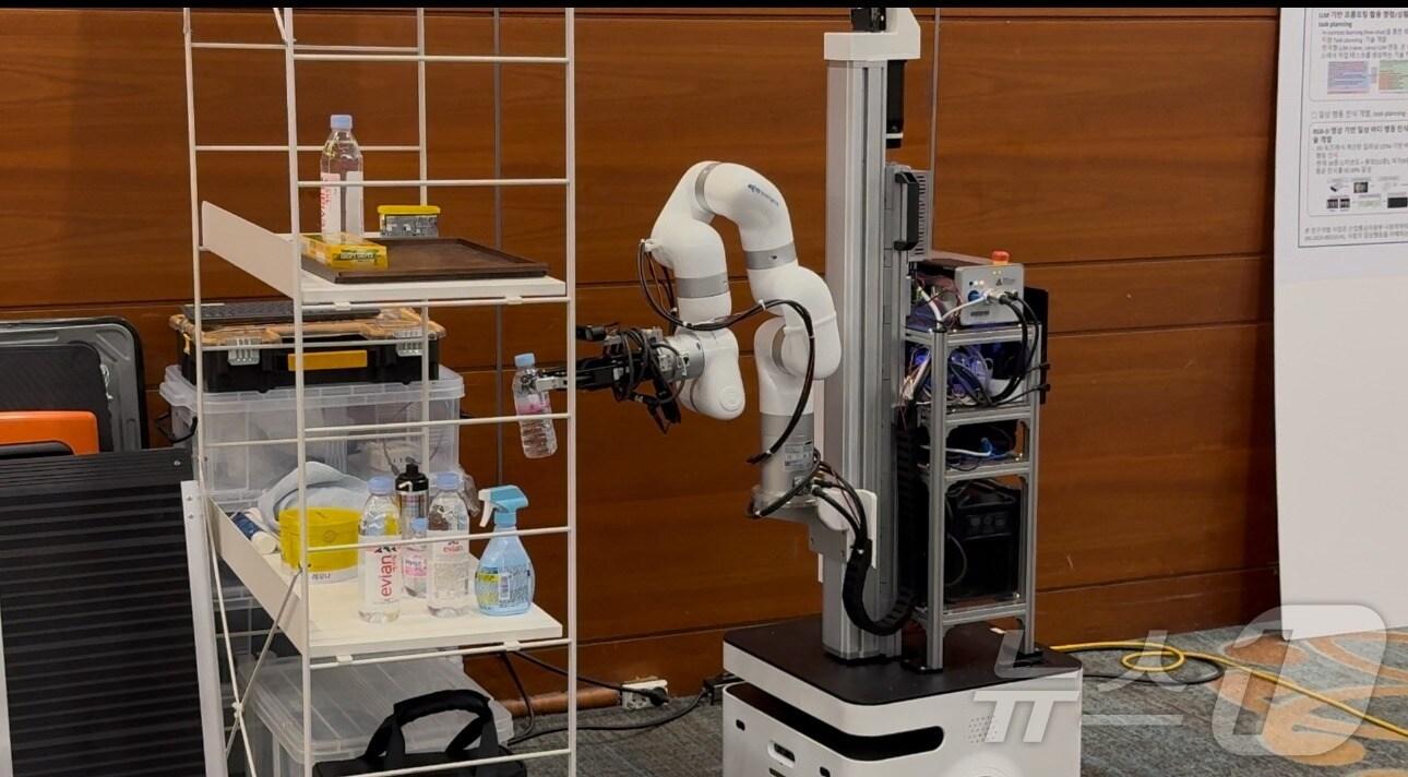 본문 이미지 - 29일 서울 더케이호텔에서 열린 '2024 돌봄로봇네트워크 포럼'에서 돌봄로봇이 시연되고 있다.(국립재활원 제공)