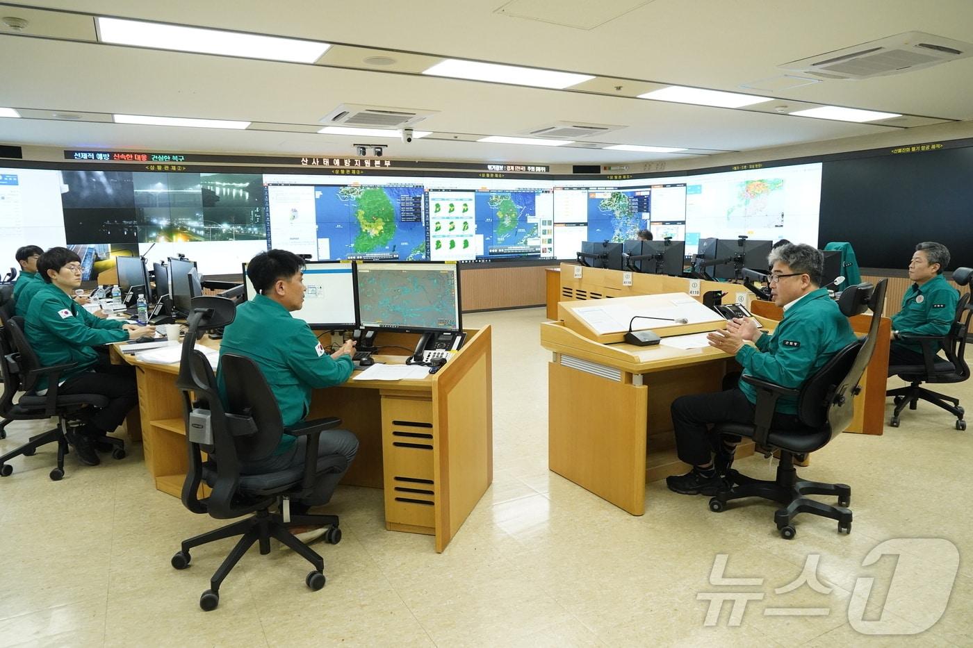 본문 이미지 - 지난 7월 집중호우 대비 산사태 대응 상황 점검 모습.(산림청 제공)/뉴스1