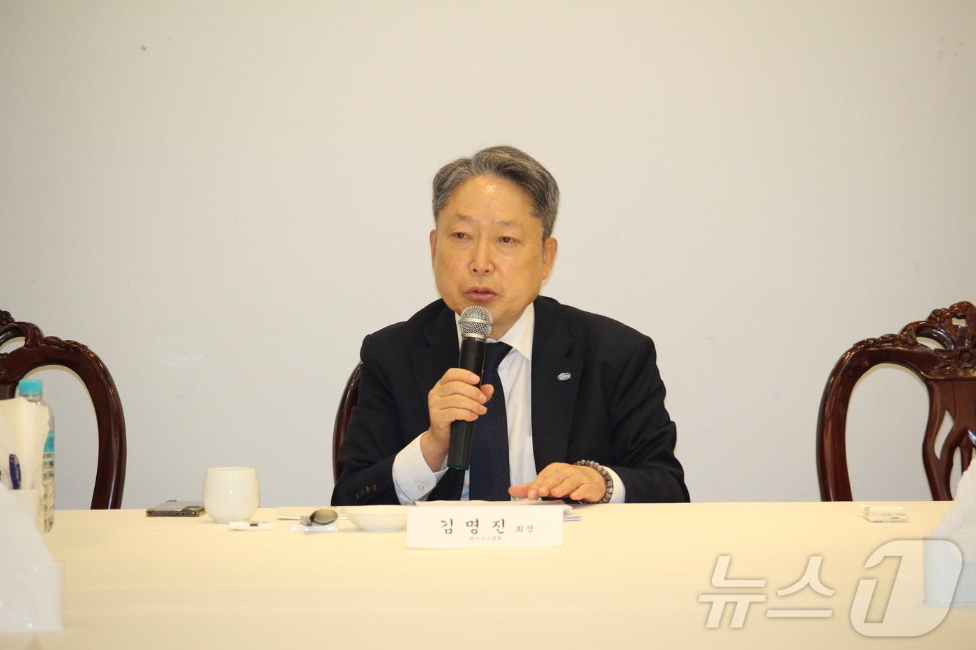 본문 이미지 - 김명진 메인비즈협회 회장이 29일 서울 여의도에서 열린 기자간담회에서 모두발언을 하고 있다. (메인비즈협회 제공)