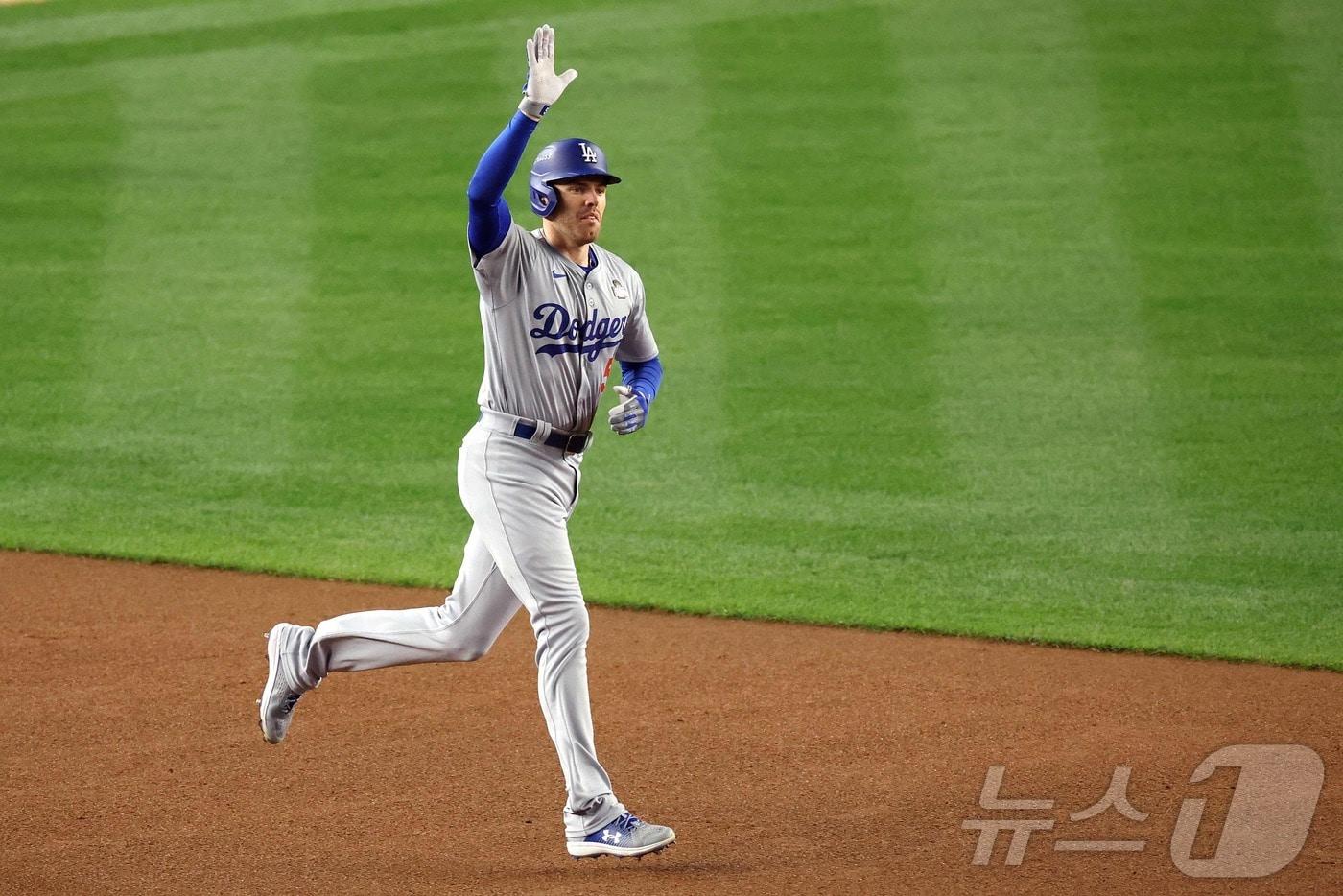 본문 이미지 - 메이저리그 월드시리즈 5경기 연속 홈런 타이기록을 쓴 프리먼. ⓒ AFP=뉴스1