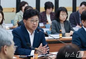 본문 이미지 - 최충규 대전 대덕구청장이 29일 구청 대회의실에서 열린 민선8기 공약사업주민평가단 회의에서 인사말을 하고 있다.(대전 대덕구 제공)/뉴스1 