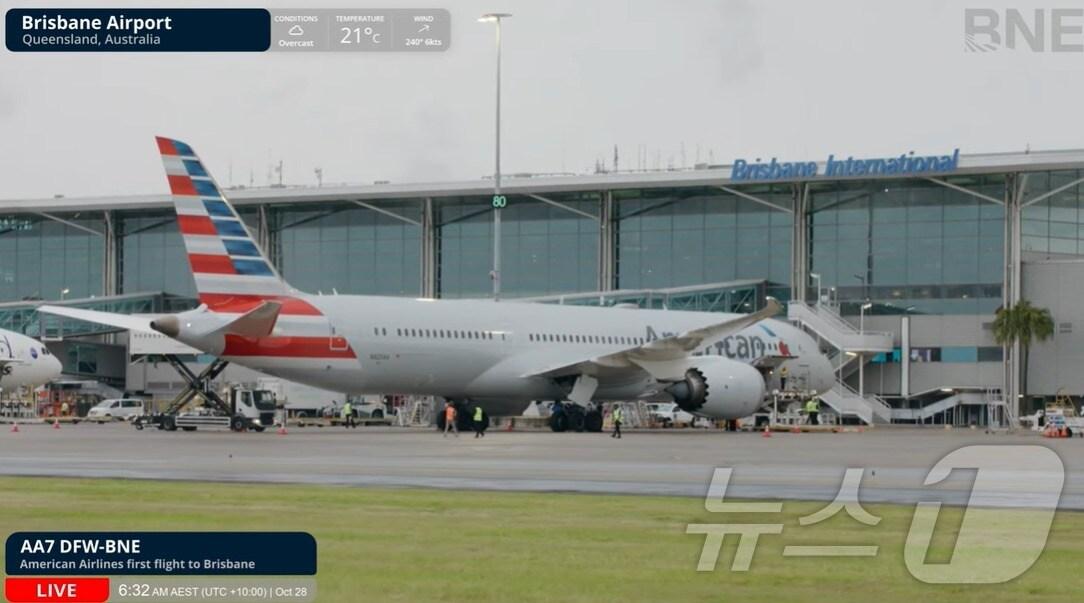 본문 이미지 - 호주 브리즈번 공항에 도착한 아메리칸항공 비행기.(사진은 브리즈번 항공 유튜브 영상 갈무리)
