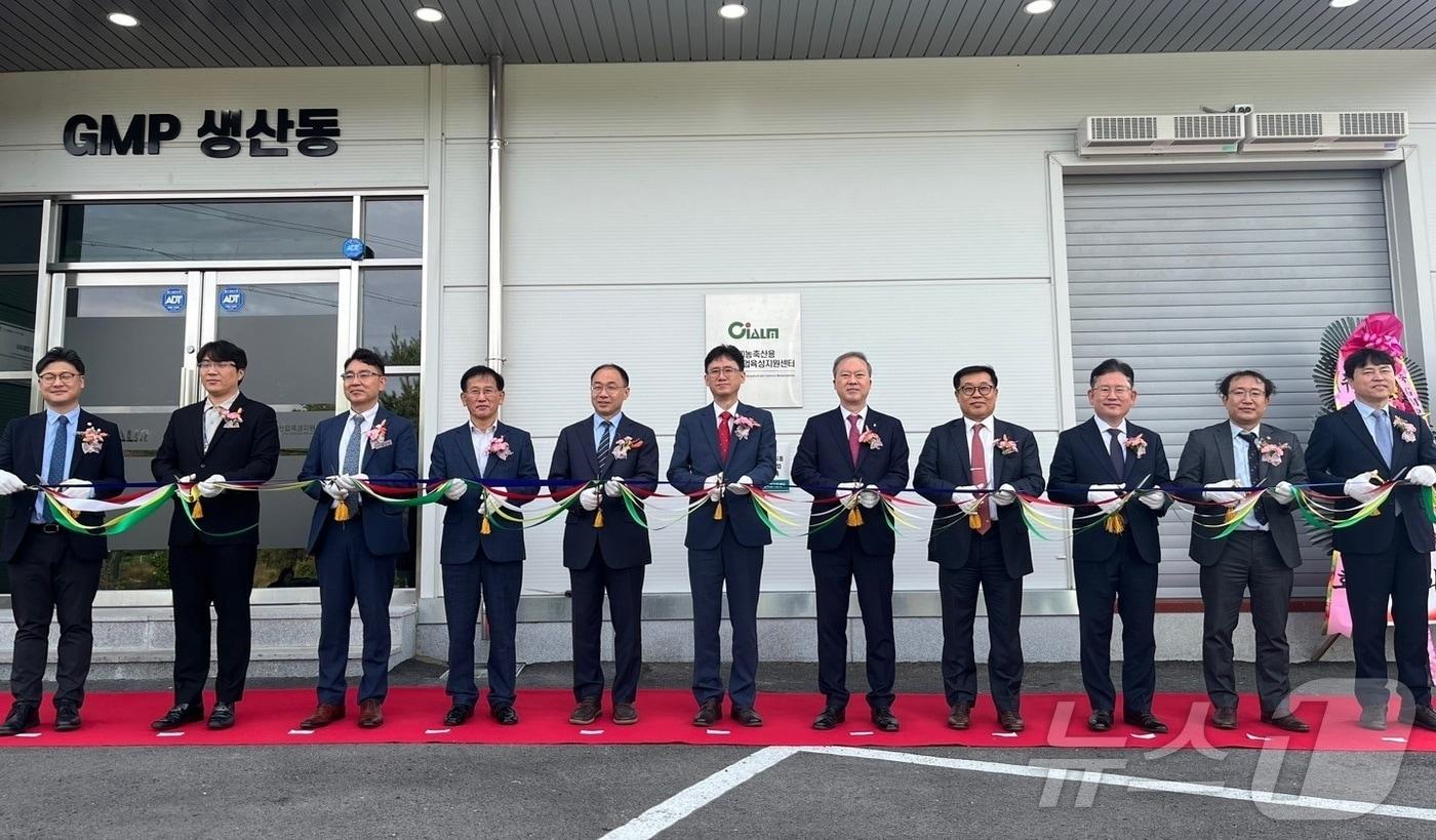 본문 이미지 -  29일 전북자치도 정읍시 (재)농축산용미생물산업육성지원센터에서 열린 ‘GMP기반 농축산용미생물산업화 지원시설 구축사업’ 개소식에서 참석자들이 테이프 컷팅을 하고 있다.(전북자치도 제공)/뉴스1 