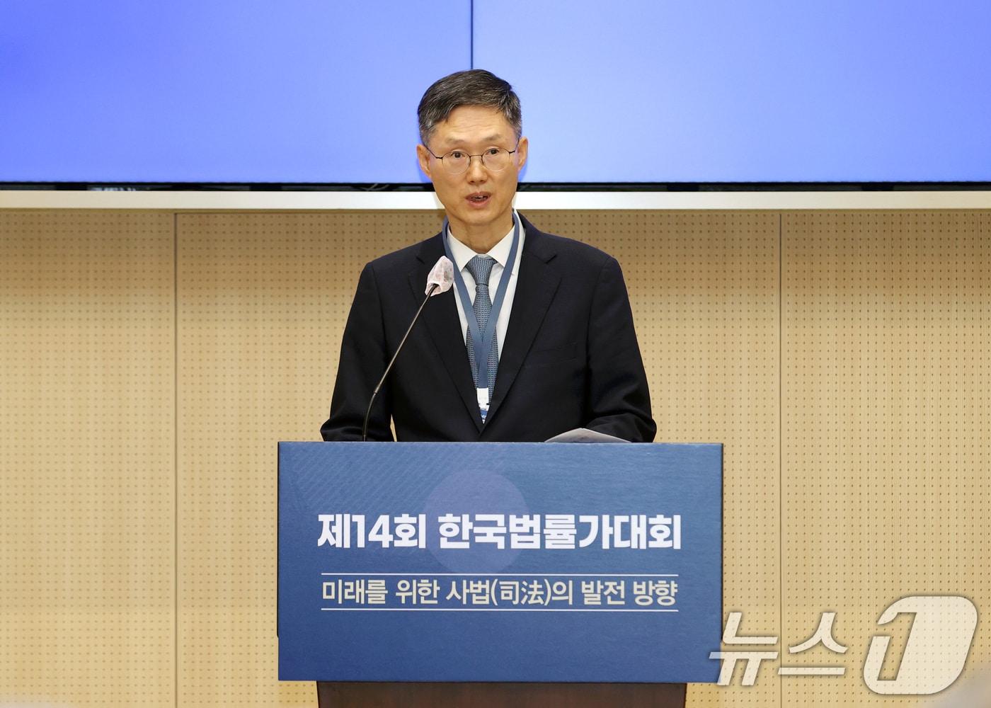 본문 이미지 - 문형배 헌법재판소장 권한대행이 29일 서울 성북구 고려대학교에서 미래를 위한 사법의 발전 방향을 주제로 열린 2024년 제14회 한국법률가대회에서 축사하고 있다. &#40;헌법재판소 제공&#41; 2024.10.29/뉴스1