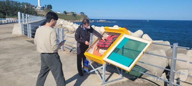 본문 이미지 - 테트라포드 안전 점검 중인 속초해경 소속 경찰관과 지자체 공무원.(속초해경 제공) 2024.10.29/뉴스1