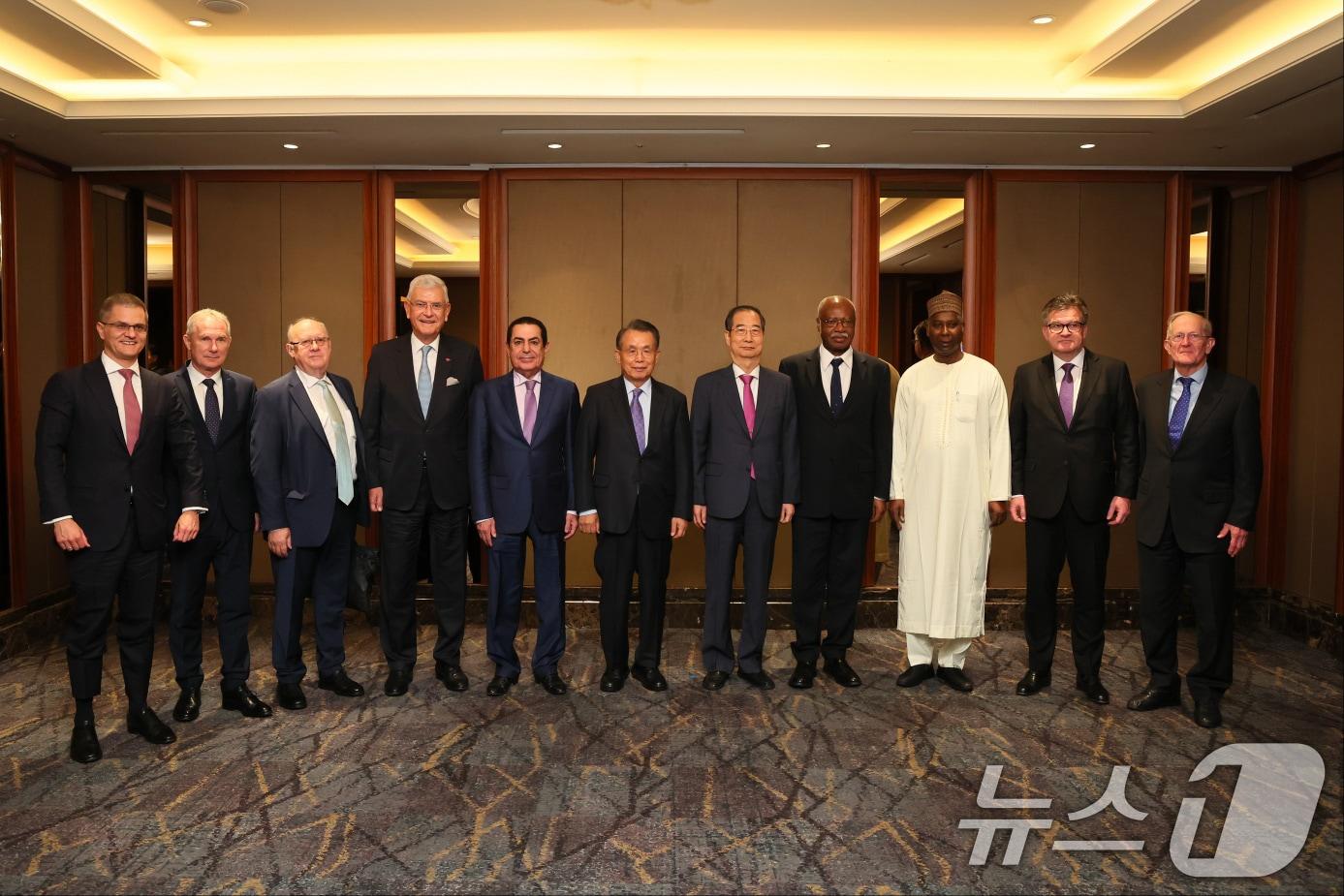 본문 이미지 - 한덕수 국무총리가 29일 서울 롯데호텔에서 필레몬 양(Phil&eacute;mon Yang) 제79차 유엔 총회의장(전 카메룬 총리)을 비롯한 참석자들과 기념촬영을 하고 있다. (총리실 제공) 2024.10.29/뉴스1 ⓒ News1 허경 기자