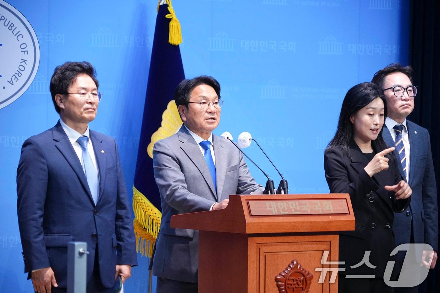 본문 이미지 - 강기정 광주시장이 29일 서울 국회 소통관에서 정진욱 국회의원과 공공배달앱 활성화 지원 관련 기자회견을 하고 있다.(광주시 제공)2024.10.29/뉴스1 