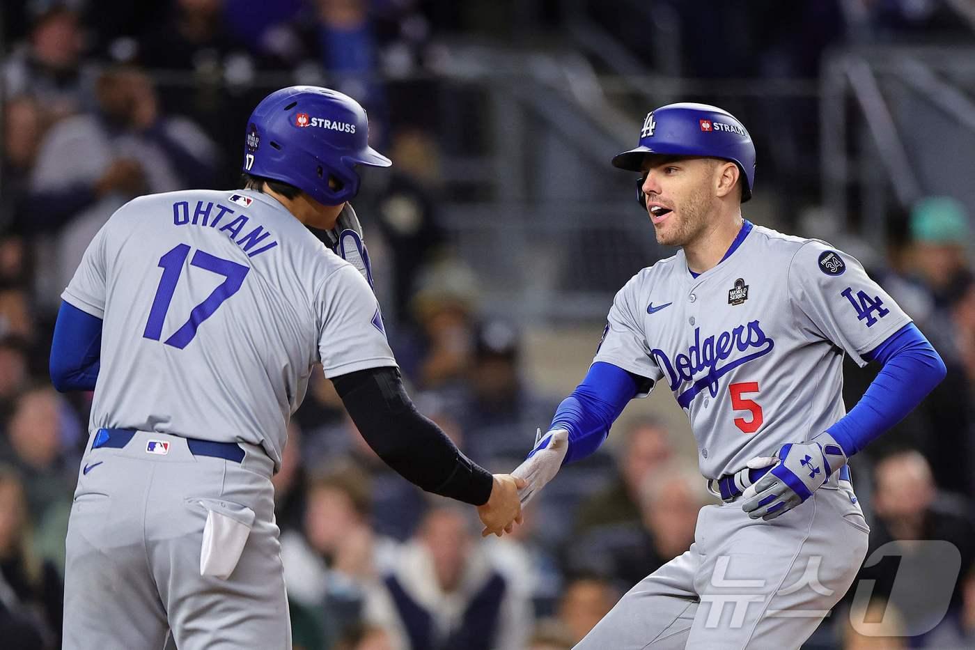 본문 이미지 - 부상 투혼을 발휘하며 다저스의 WS 3연승을 이끈 오타니와 프리먼. ⓒ AFP=뉴스1