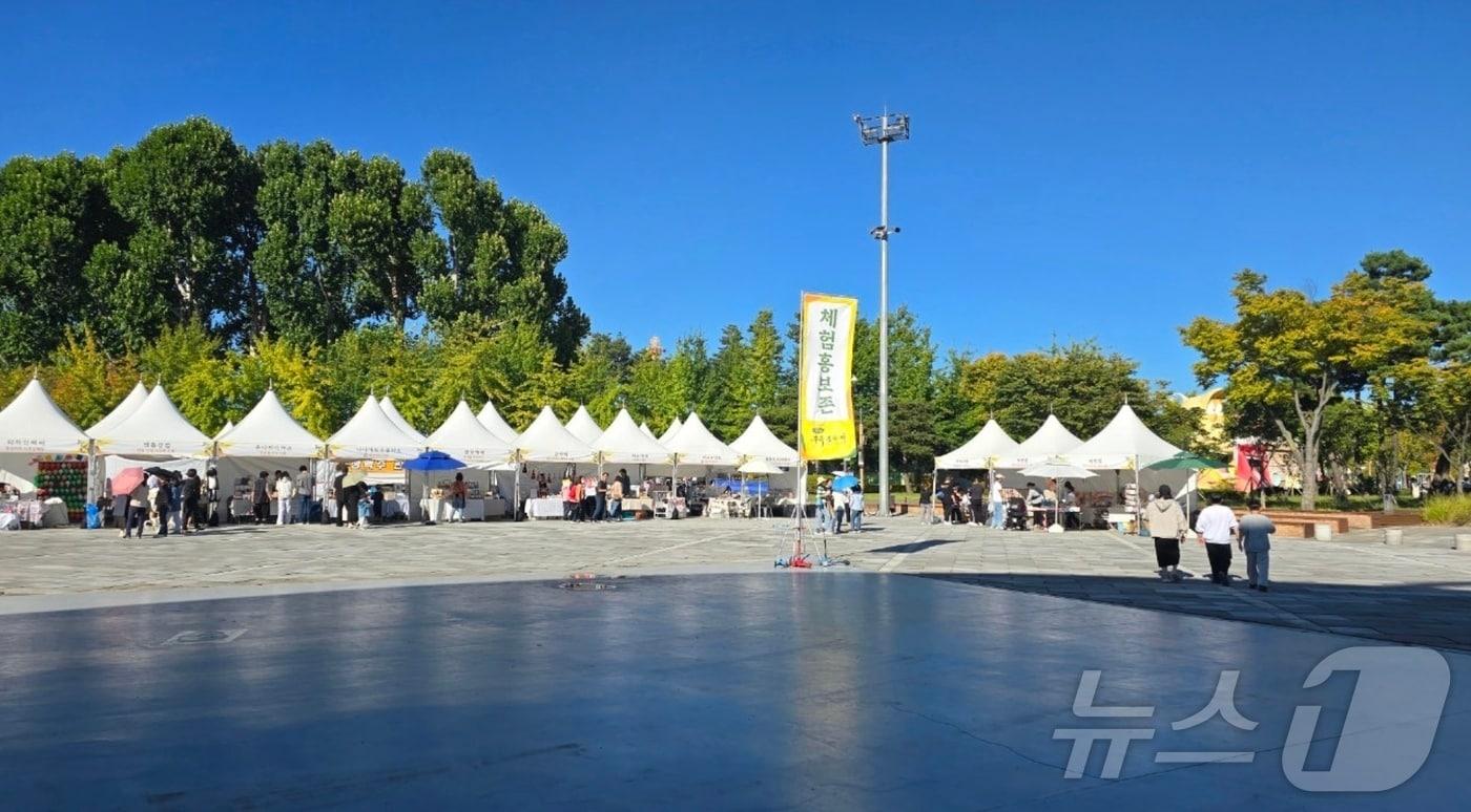 본문 이미지 -  충북 충주의 대표 문화 축제인 우륵문화제를 이제는 바꿔야 한다는 지적이 제기됐다. 사진은 썰렁한 축제장 모습.(SNS 커뮤니티 캡처)/뉴스1