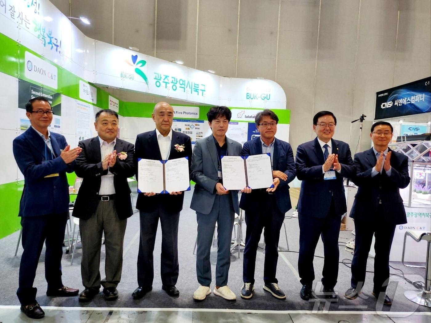 본문 이미지 - 광주 북구 광융합무역촉진단이 국제전시회서 130만 달러 수출계약 달성 후 기념사진을 찍고 있다.&#40;광주 북구 제공&#41;2024.10.29/뉴스1