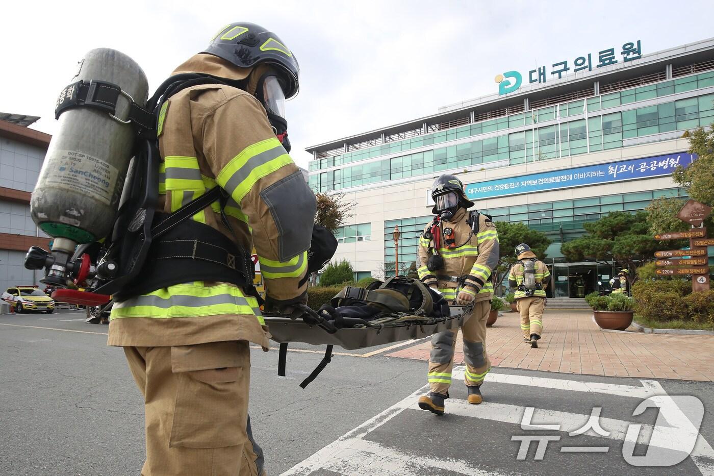 29일 오후 대구 서구 대구의료원에서 의료시설 대형화재를 가정해 실시된 '2024년 재난대응 안전한국훈련 및 긴급구조 종합훈련'에서 소방관들이 병원 내부에 있던 시민들을 구조해 나오고 있다. 2024.10.29/뉴스1 ⓒ News1 공정식 기자