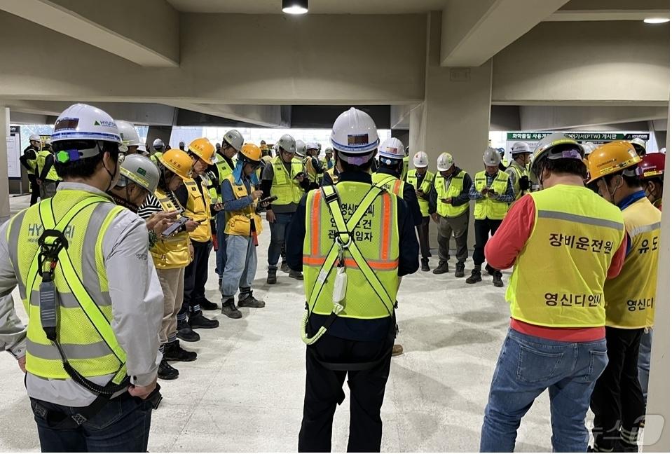 본문 이미지 - 현대건설 근로자들이 현장에서 'H-안전지갑'에 접속하고 있다.(현대건설 제공)