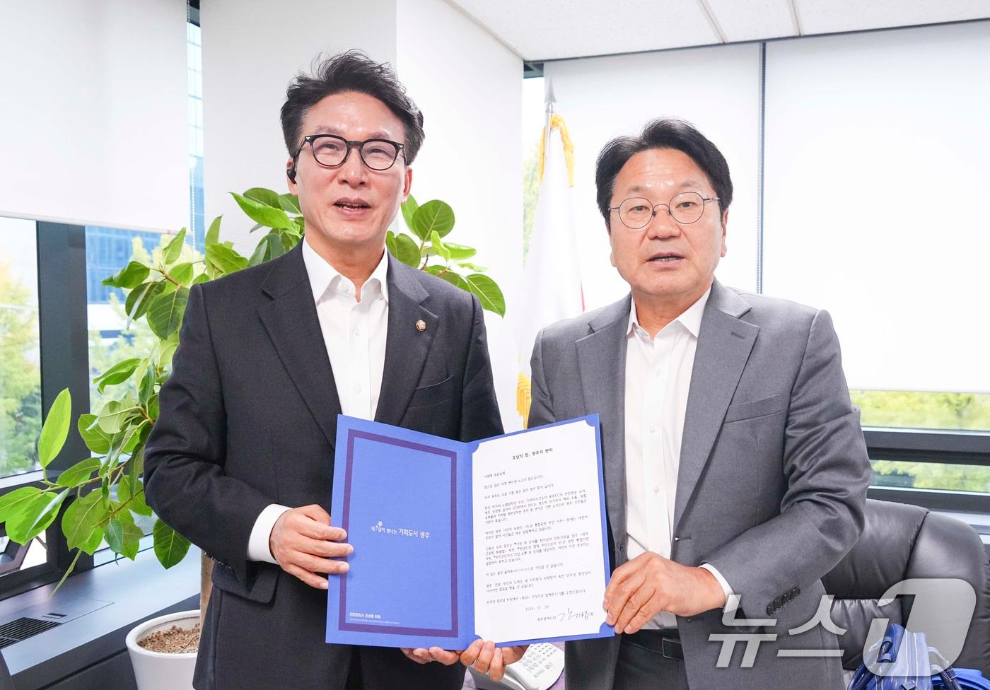 강기정 광주시장이 29일 서울 국회에서 김민석 더불어민주당 최고위원을 만나 이재명 민주당 대표에게 당 차원의 특위를 구성, 민·군공항 통합이전에 나서줄 것을 요청하는 친서를 전달한 후 기념촬영을 하고 있다.(광주시 제공)2024.10.29/뉴스1  