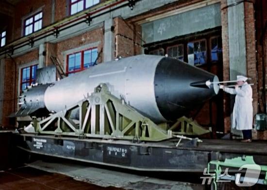 본문 이미지 - 1961년 촬영되어 2020년 러시아 국영 원자력 공사 Rosatom이 공개한 이전에 기밀로 분류된 차르 봄바 제작 영상의 스틸 이미지. ⓒ 로이터=뉴스1 ⓒ News1 김정한 기자
