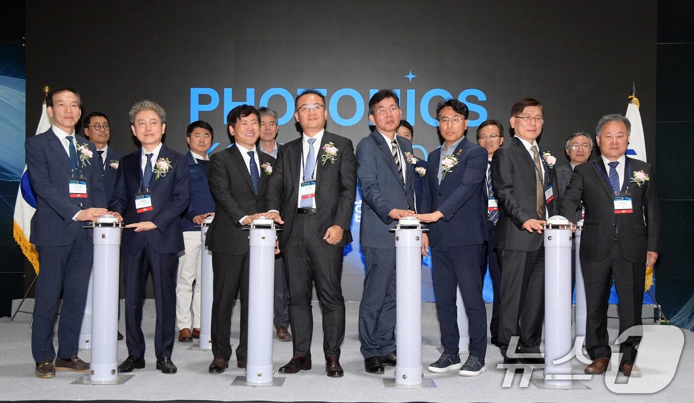 이상갑 광주시 문화경제부시장이 29일 김대중컨벤션센터에서 열린 제22회 국제광융합산업 전시회 개회식에 참석해 참석자들과 함께 개막 세리머니를 하고 있다.(광주시 제공)2024.10.29/뉴스1 