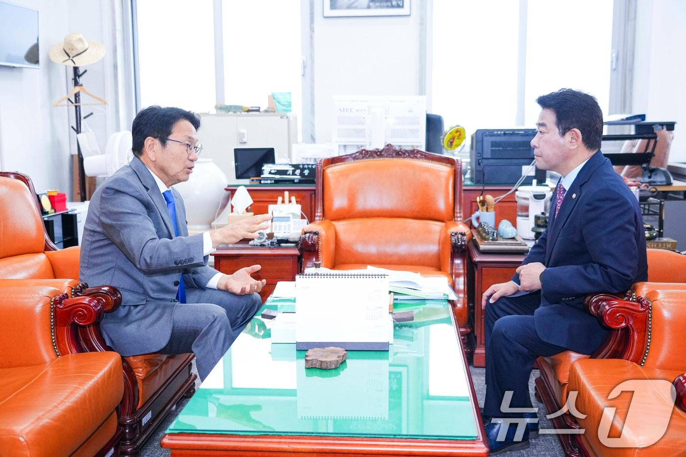 강기정 광주시장이 29일 오전 서울 국회에서 박정 예결위원장을 만나 국비 지원 협조를 요청하고 있다.(광주시 제공)2024.10.29/뉴스1