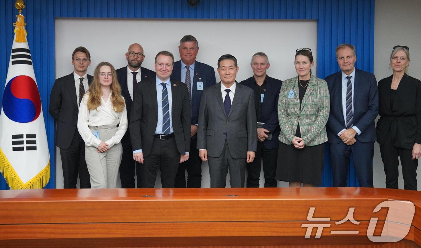 본문 이미지 - 신원식 국가안보실장이 29일 서울 용산 대통령실 청사에서 미카엘 오스트룹 옌센 덴마크 의회 외교정책위원장을 비롯한 의회 대표단과 기념촬영을 하고 있다. (대통령실 제공) 2024.10.29/뉴스1 ⓒ News1 송원영 기자