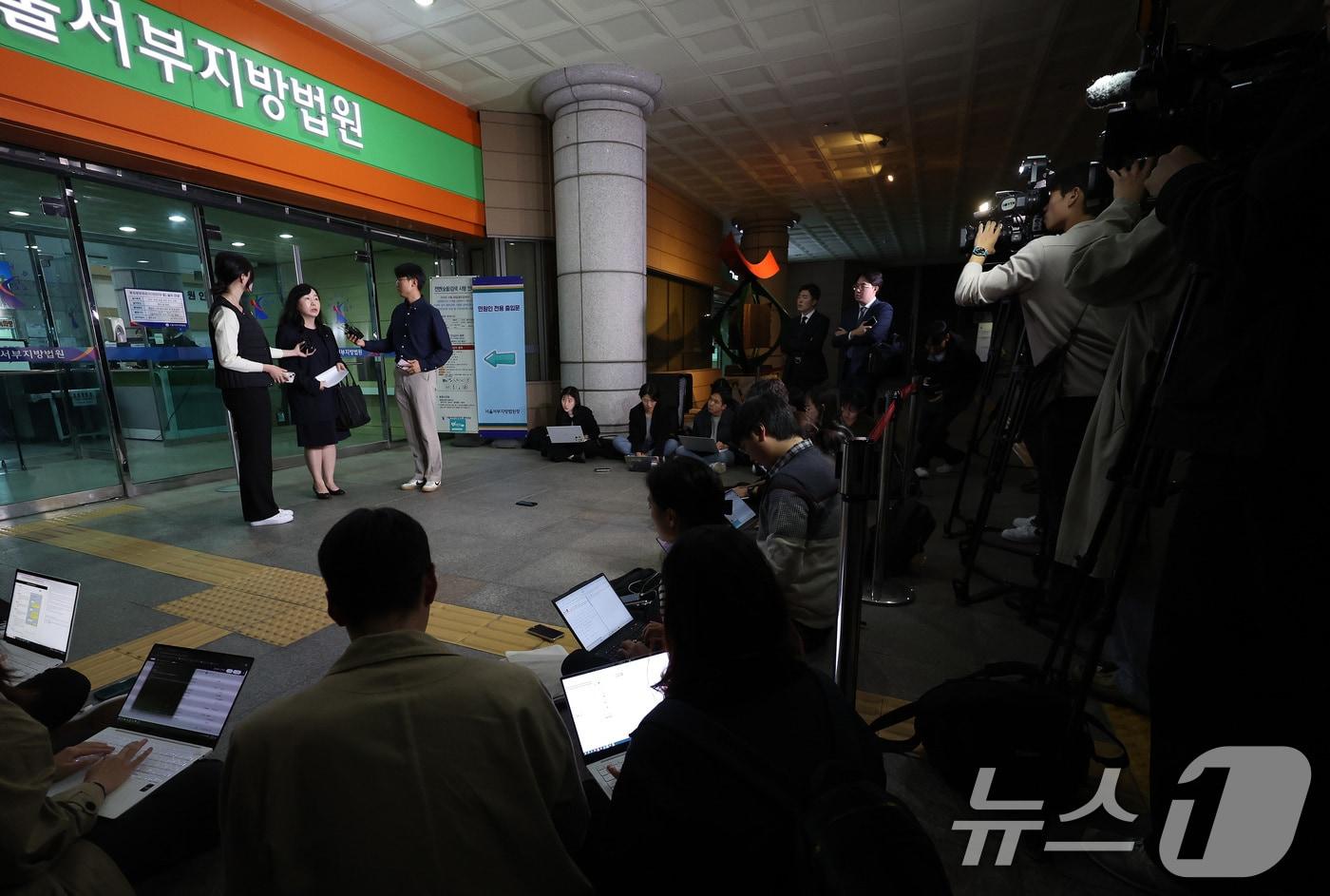 본문 이미지 - 2025학년도 연세대학교 수시 논술 시험 문제 사전 유출 논란과 관련해 수험생과 학부모 측 집단 소송 대리인인 김정선 변호사가 10월 29일 서울 마포구 서울서부지방법원에서 열린 논술시험 효력 정지 가처분 소송 첫 재판을 마친 뒤 입장을 밝히고 있다. /뉴스1 ⓒ News1 이동해 기자