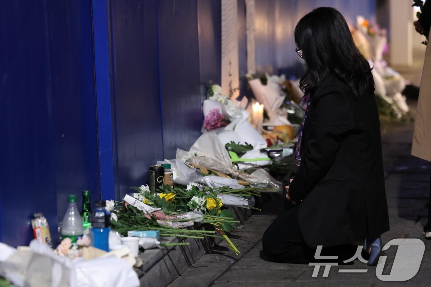 이태원 참사 2주기인 29일 오후 서울 용산구 이태원역 1번 출구 앞 ‘10.29 기억과 안전의 길&#39;에서 시민이 추모하고 있다. 2024.10.29/뉴스1 ⓒ News1 박지혜 기자