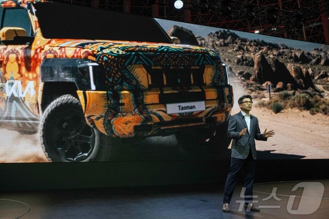  기아가 29일(현지시간) 사우디아라비아 제다에서 열린 ‘2024 제다 국제 모터쇼’ 보도발표회에서 브랜드 최초의 픽업트럭 '타스만'을 세계 최초로 공개했다. 타스만을 소개 중인 송호성 기아 사장.(기아 제공)ⓒ 뉴스1