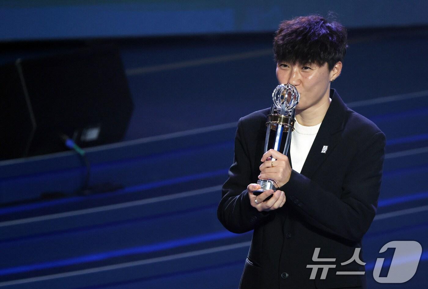 올해의 여자감독상을 수상한 박윤정 여자 20세 이하(U-20) 대표팀 감독이 29일 오후 서울 동대문구 경희대학교 평화의전당에서 열린 'AFC 애뉴얼 어워즈 서울 2023'에서 트로피에 키스를 하고 있다.2024.10.29/뉴스1 ⓒ News1 이동해 기자