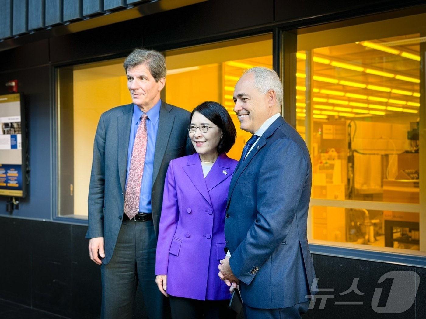 본문 이미지 - 2일(현지시간) 강인선 외교부 2차관(가운데)과 호세 페르난데스 미 국무부 차관(왼쪽), 앙헬카브레라 조지아공과대학교 총장이 조지아주 애틀랜타 소재 조지아공과대학교에서 만나 기념 촬영을 하고 있다.<사진 출처 호세 페르난데스 차관 엑스 계정>