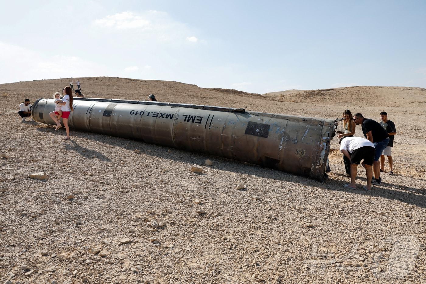 2일(현지시간) 헤즈볼라와 적대 행위 중인 이스라엘 남부 아라드의 사막에서 이란이 발사한 미사일의 잔해를 주민들이 살펴 보고 있다. 2024.10.03 ⓒ 로이터=뉴스1 ⓒ News1 우동명 기자
