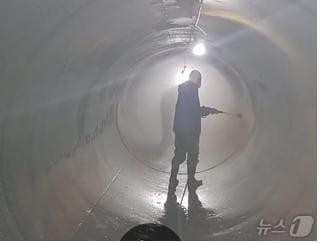 본문 이미지 - 상수도관을 청소 중인 모습.&#40;서울시 제공&#41;