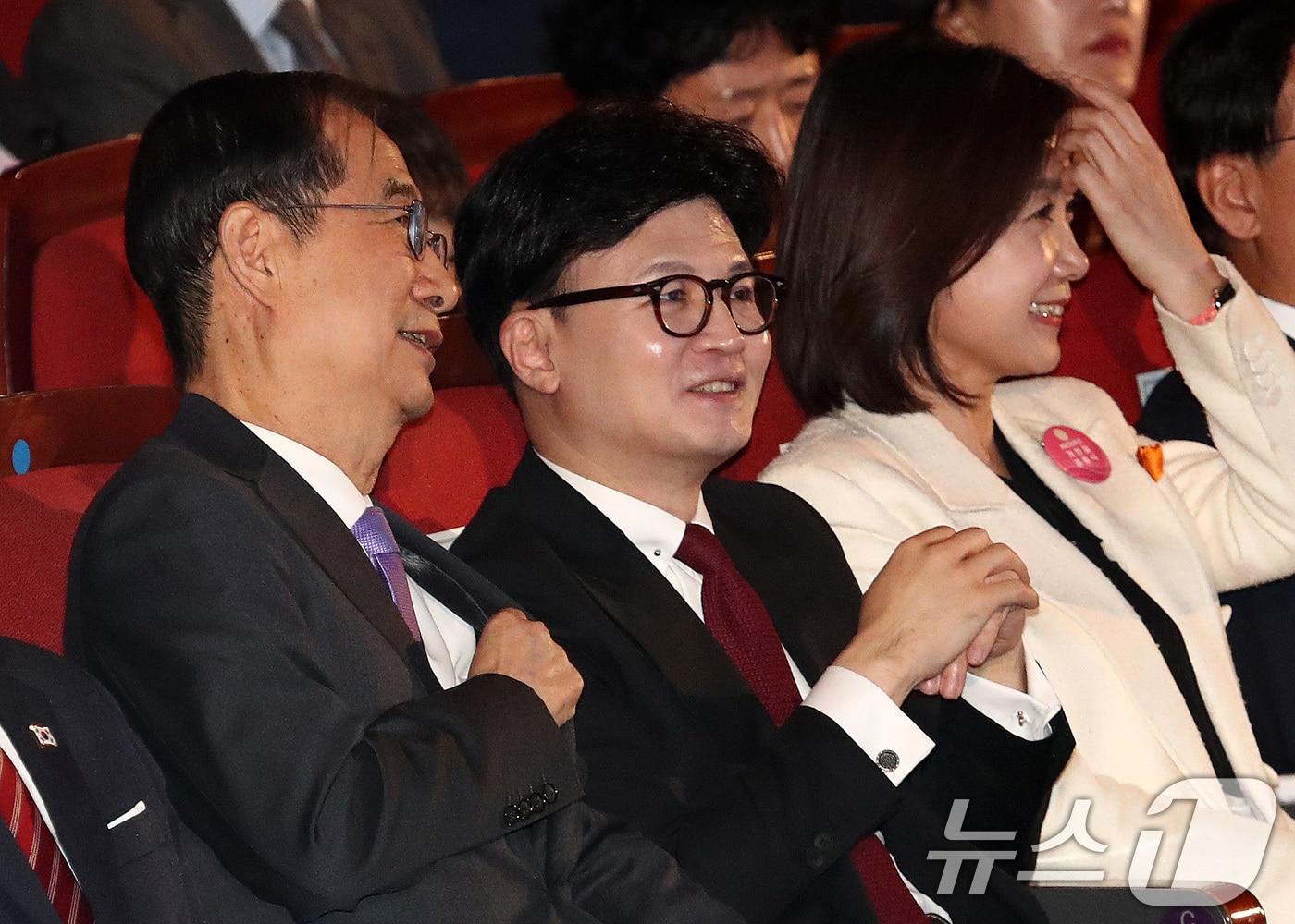 본문 이미지 - 한덕수 국무총리와 한동훈 국민의힘 대표가 3일 서울 종로구 세종문화회관에서 열린 제4356주년 개천절 경축식에서 대화를 나누고 있다. 2024.10.3/뉴스1 ⓒ News1 박세연 기자