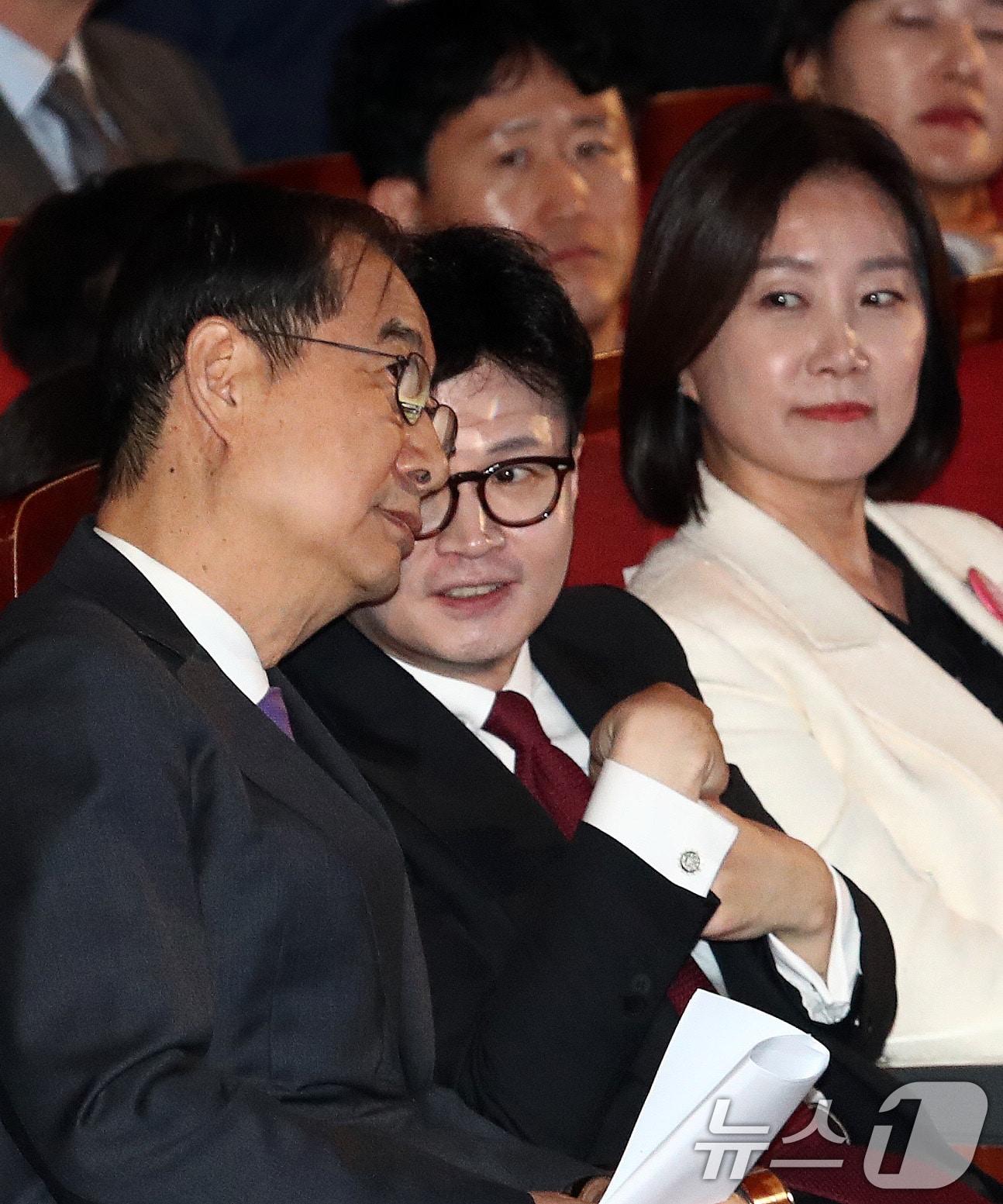 본문 이미지 - 한덕수 국무총리와 한동훈 국민의힘 대표가 3일 서울 종로구 세종문화회관에서 열린 제4356주년 개천절 경축식에서 대화를 나누고 있다. 오른쪽은 허은아 개혁신당 대표. 2024.10.3/뉴스1 ⓒ News1 박세연 기자