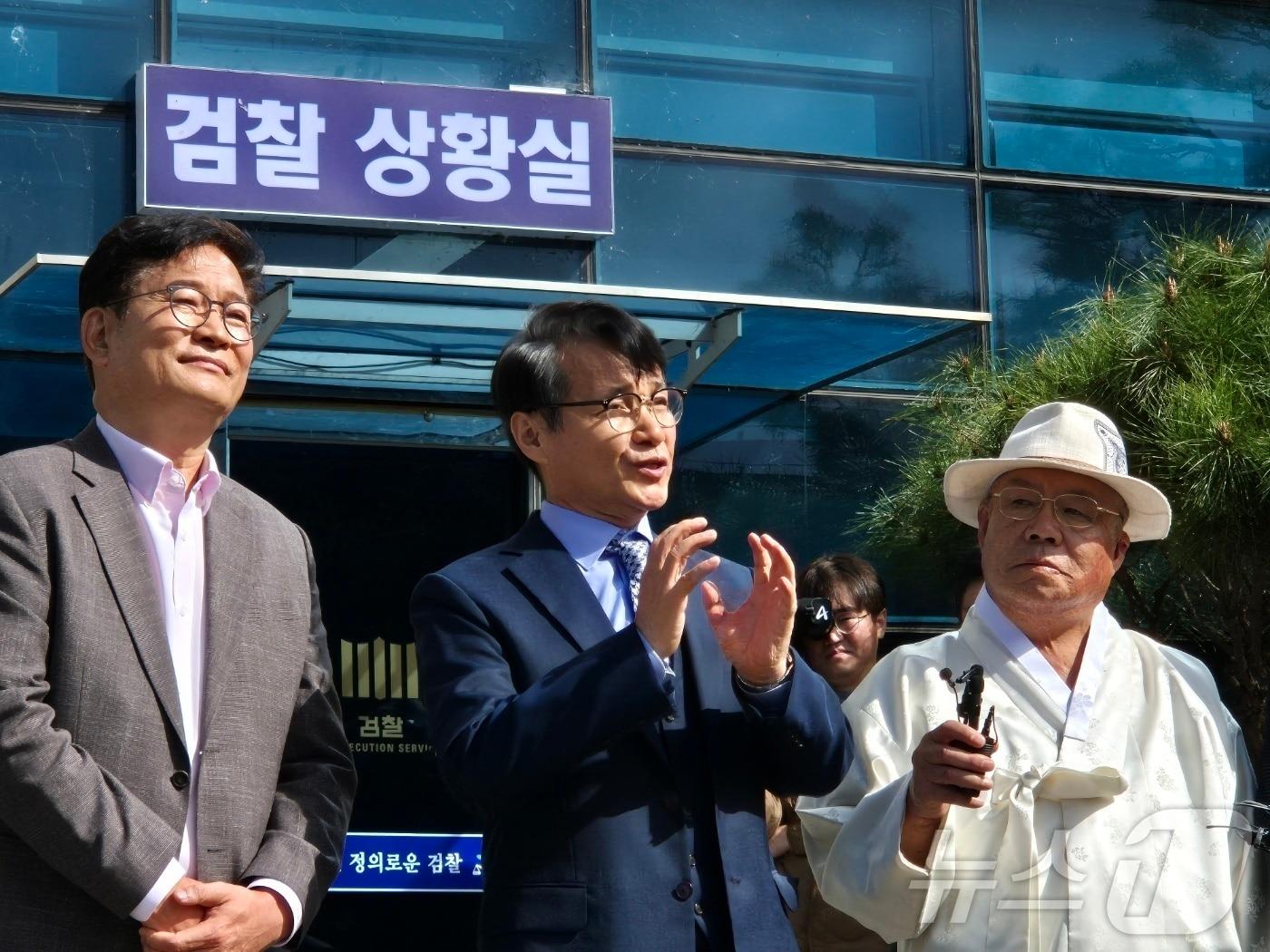 본문 이미지 - 3일 오전 수원지검 여주지청 앞에서 최재영 목사가 김건희 여사 명품가방 수수 의혹 불기소 처분에 대한 입장을 밝히고 있다. 2024.10.3/뉴스1 ⓒ News1 양희문 기자