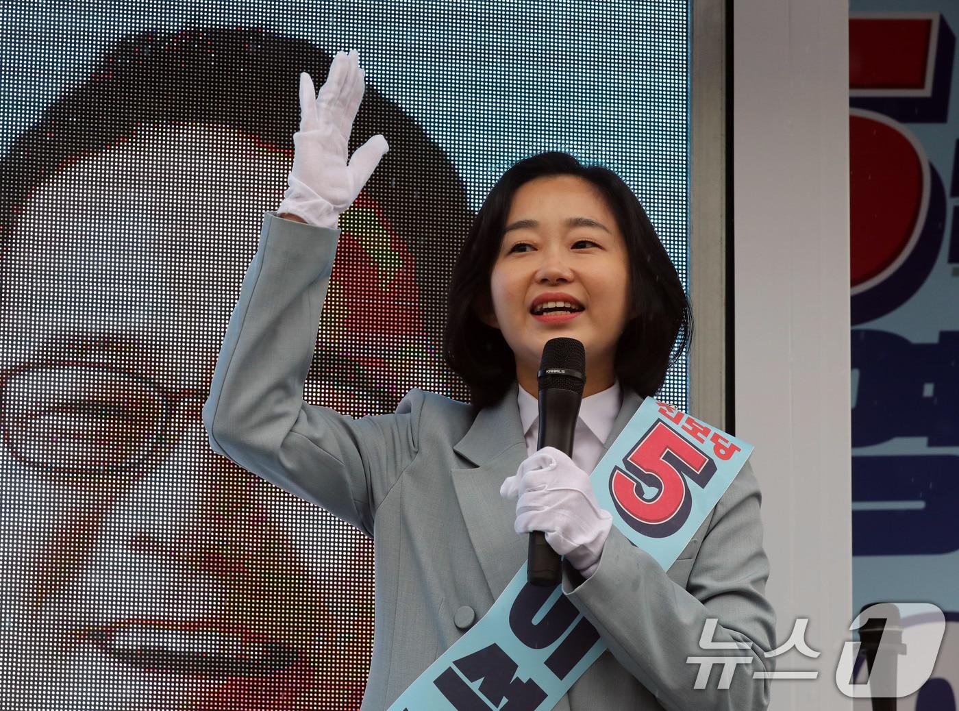 본문 이미지 - 공식 선거운동 첫날인 3일 전남 영광군 영광터미널 시장에서 김재연 진보당 상임대표가 이석하 영광군수 후보를 지지하는 발언하고 있다. 2024.10.3/뉴스1 ⓒ News1 박지현 기자