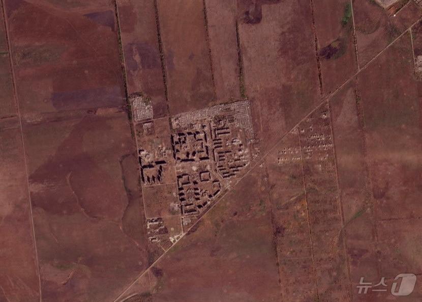 본문 이미지 - 우크라이나 동무 우흘레다르를 찍은 위성 사진. 밭과 가옥들이 러시아군의 공격으로 황폐해졌다. 2024.09.29/ ⓒ 로이터=뉴스1 ⓒ News1 권진영 기자