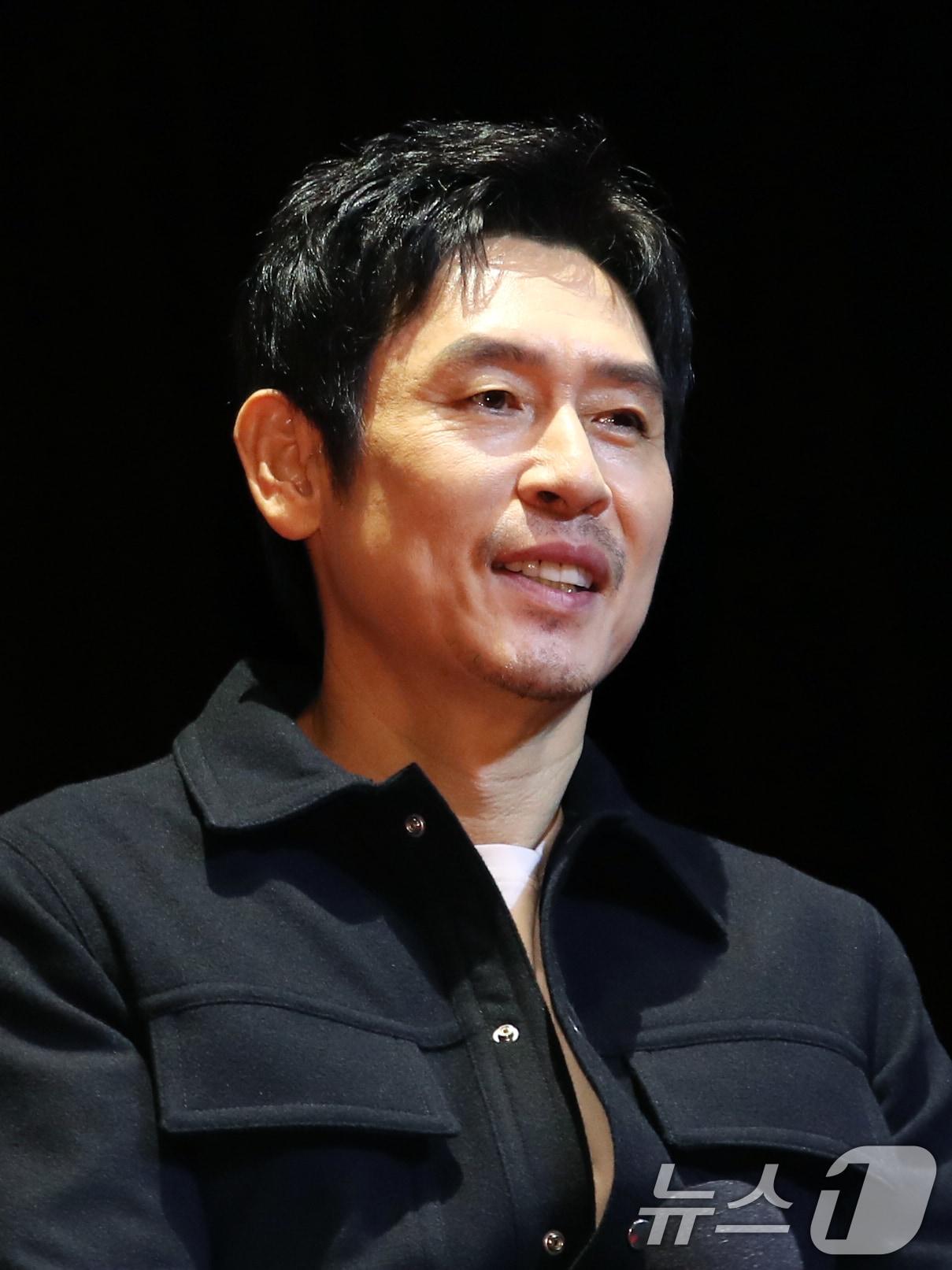 본문 이미지 - 배우 설경구가 3일 부산 해운대구 신세계백화점 센텀시티점에서 열린 ‘액터스하우스’에 참석해 미소를 짓고 있다. 2024.10.3/뉴스1 ⓒ News1 권현진 기자