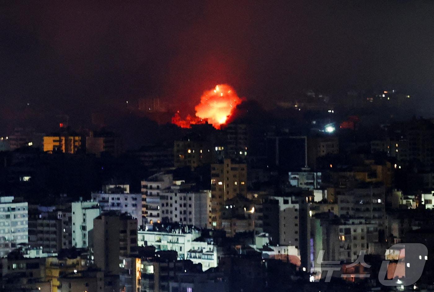 3일(현지시간) 레바논 남부 교외 상공에서 시뻘건 불길과 연기가 솟구치고 있다. 해당 지역에서는 지난 1일부터 이스라엘의 지상 공격이 이어지고 있다. 2024.10.03/ ⓒ 로이터=뉴스1 ⓒ News1 권진영 기자