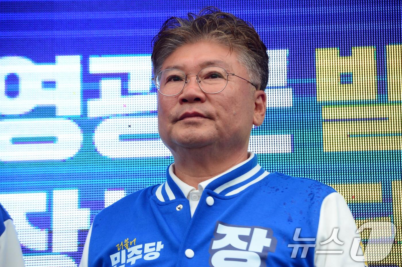 본문 이미지 - 10·16 전남 영광군수 재선거 공식 선거운동이 시작된 3일 오전 영광군 영광읍 전매청사거리에서 장세일 민주당 후보가 출정식을 하고 있다. 2024.10.3 ⓒ 뉴스1 이승현 기자