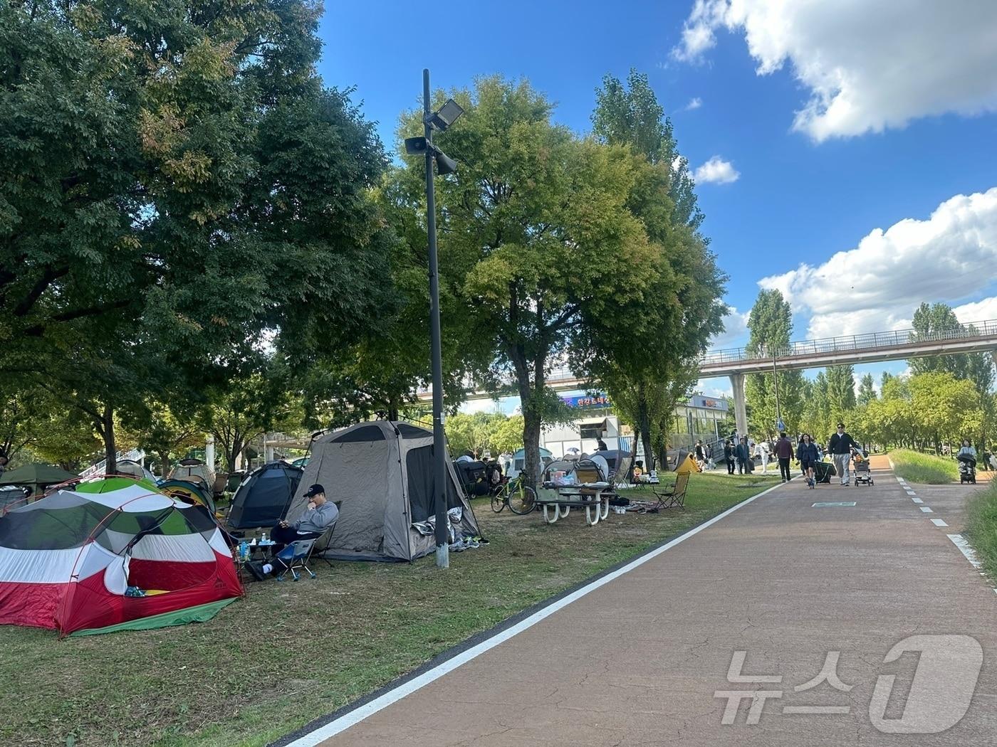 본문 이미지 - 3일 오후 서울 영등포구 양화한강공원에서 시민들이 휴일을 즐기고 있다. ⓒ 뉴스1 홍유진 기자