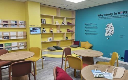 본문 이미지 - LA한국교육원에 설치된 LA한국유학지원센터 내 한국유학 홍보실 모습. (교육부 제공)